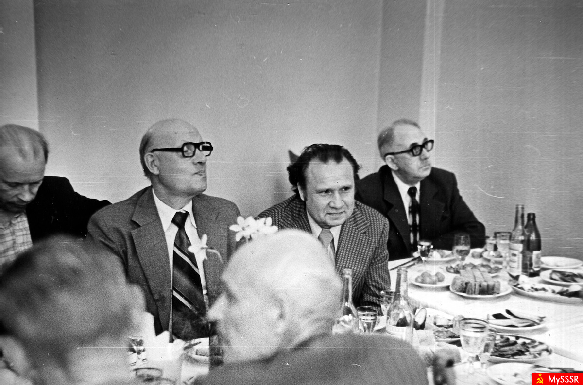  , 1976 